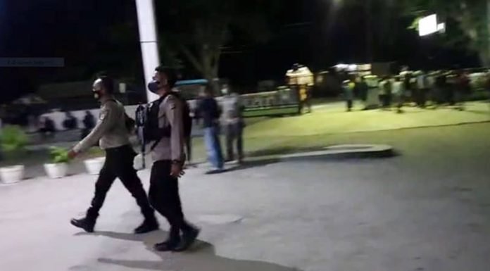 Tabrakan Maut di Maumere, 2 Meninggal, 10 Luka-Luka Warga memenuhi halaman Mapolres Sikka pasca aksi tabrak lari yang memakan banyak korban pada RAbu (5/5/21) malam.