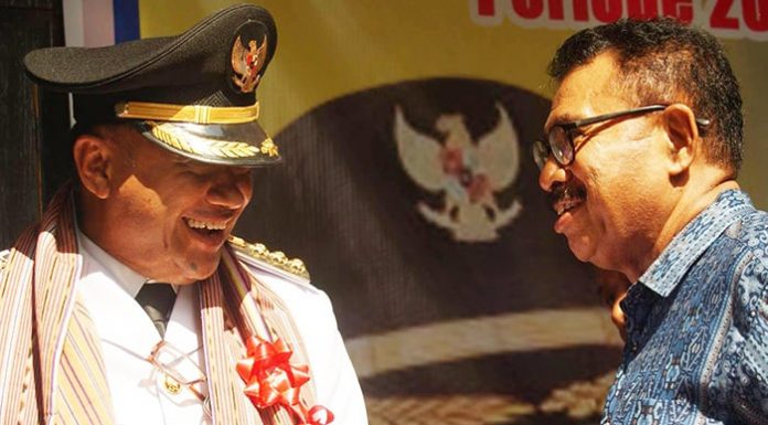 Positif Corona, Bupati Lembata Isolasi Diri di RS Siloam Kupang Yentji Sunur saat difoto bersama Lukas Witak usai Sunur dilantik jadi Bupati Lembata periode ke 2.