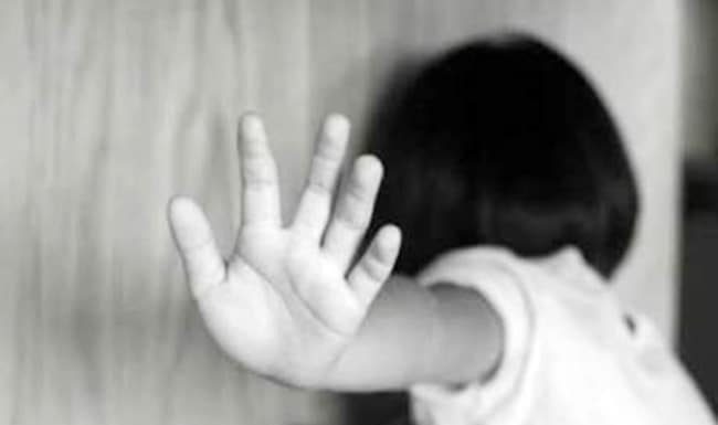 Anak 3,9 Tahun Mengeluh Sakit, Ibunya Lapor Polisi Pelaku mencabuli korban saat korban sedang bermain sendirian di sebuah kamar di rumah pelaku.