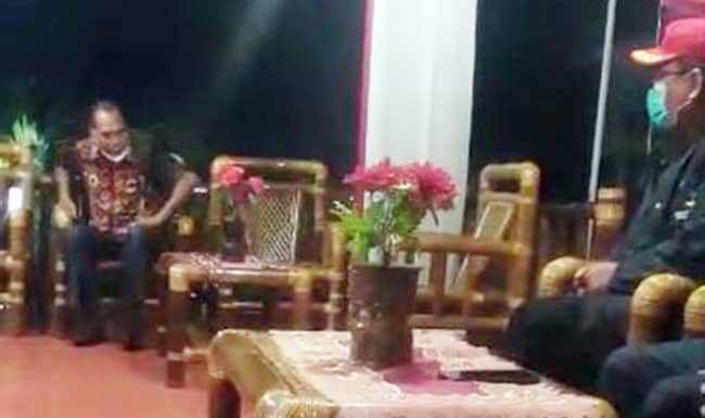 PDIP Cabut Dukungan Kepada Bupati Alor, Amon Akan Lapor Polisi Potongan gambar video saat seseorang yang diduga Amon Djobo tengah memarahi 3 staf Kementerian Sosial.