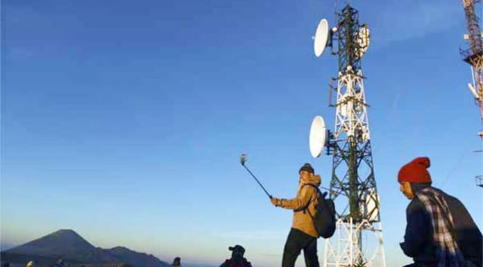 Jokowi Percepat Bangun BTS di 16 Kabupaten di NTT Percepatan pembangunan 421 Base Transceiver Station (BTS) tersebut sebagai upaya pemerintah dalam menyelesaikan pembangunan BTS di wilayah Terdepan, Tertinggal, dan Terpencil (3T), seperti NTT.