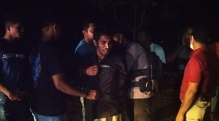 Terduga Pembakar Patung Di Kapela Santo Yoseph Ditangkap Polisi M saat diamankan polisi.