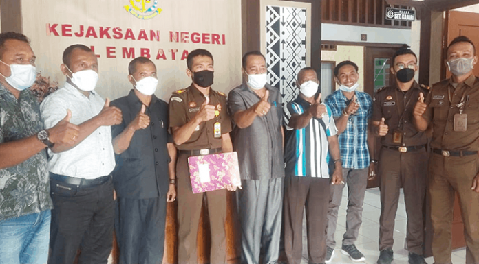 Kasus Kantor Camat Buyasuri Dilimpahkan Ke Kejari Lembata Pimpinan dan Anggota DPRD Lembata saat melimpahkan hasil kerja Pansus KCM ke Kejari Lembata, Senin (7/6/21).