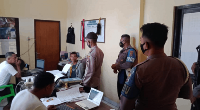 Polisi Periksa Pelaku Pembunuhan Kepsek SDI Ndora Pelaku dijemput oleh satu regu polisi yang dipimpin oleh AKP Muhamad Pua Jiwa dari Polsek Nangaroro dan tiba di Polres Nagekeo sekitar pukul 11.30 Wita.