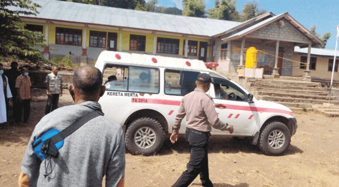 Pajak Sekolah Berat, Golkar Ungkit Kepsek Ditikam Gara-Gara Uang Komite Mobil yang mengangkut jenasah Kepsek Azi Delfina (59) tiba di halaman SDI Ndora pukul 11.40 Wita, Rabu (9/6/21).