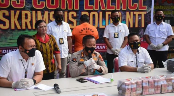 Bos Investasi Bodong di Ende Ditangkap Polisi, 17 M Disita polisi menyita barang bukti uang tunai sebesar Rp 1,1 M dan aset tanah dan bangunan senilai Rp 16 miliar serta 25 item lainnya