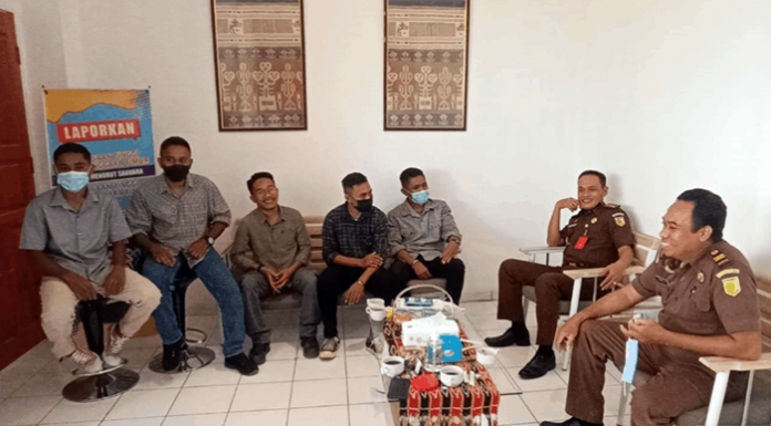 Jaksa Minta Penyidik Polda NTT Periksa Bupati Lembata Hendrik saat bersama Jaksa Nurcholish menerima perwakilan Aliansi Pemuda Peduli Rakyat Lembata (Amppera - Kupang) di ruang PTSP Kejati NTT, Rabu (23/6/21) pukul 09.00 Wita.