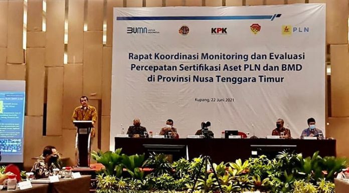 KPK Dorong Percepatan Sertifikasi Aset PLN dan BMD di NTT Rapat Koordinasi Percepatan Sertifikasi Aset PLN dan BMD di Ballroom Palasio Hotel Aston Kupang, Selasa (22/6/21).