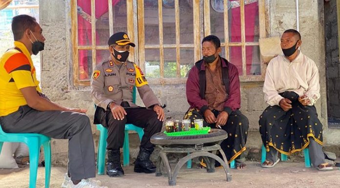 Kapolres Nagekeo Temui Suami dan Kakak Almarhumah Kepsek SDI Ndora Kapolres Nagekeo di Gero