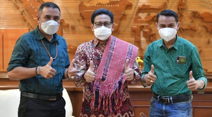 Atasi Kemiskinan di Malaka, Kim Taolin Temui Menteri Desa PDTT Wakil Bupati Malaka, Kim Taolin (kanan) foto bersama Menteri Desa, Pembangunan Daerah Tertinggal dan Transmigrasi (Mendes PDTT), Abdul Halim Iskandar (tengah).