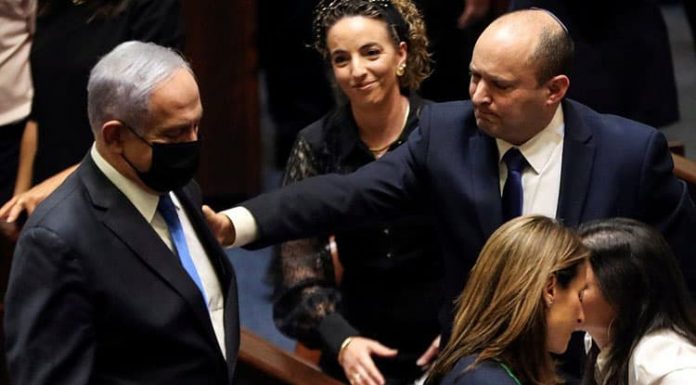 Perdana Menteri Israel Yang Baru: Palestina Itu Berdiri di atas Tanah Israel Benjamin Netanyahu dan Naftali Bennett usai pemilihan PM Israel di Knesset, Minggu (13/6/2021).