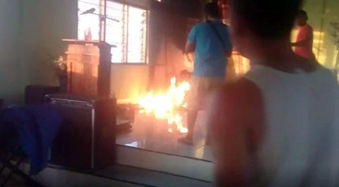Tiga Patung di Kapela Mbay II Hangus Dilahap Api, Diduga Dibakar Orang Api saat melahap tiga buah patung di dalam Kapela Santo Yoseph Mbay II, Kamis (10/6/21) pagi.