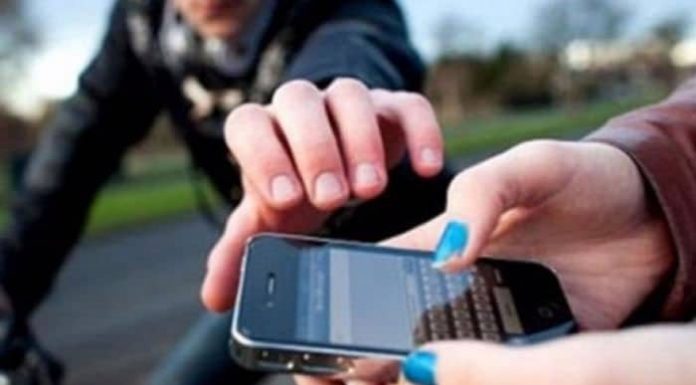 Jambret HP, Oknum Polisi Ditangkap Buser Polres Kupang Kota Modus pelaku melancarkan aksinya adalah dengan cara meminjam HP dari anak-anak atau remaja yang jadi target. Setelah itu pelaku kabur.