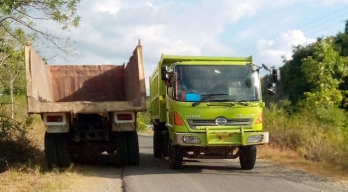 Masyarakat Resah, Jalan Sempit Dilalui Kendaraan Besar Aemali Danga