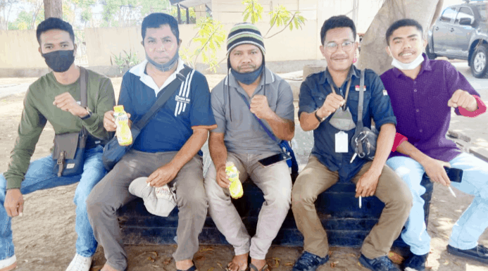 Anas Diperiksa Polisi, Amppera: Bupati Lembata Juga Harus Diperiksa Anas (berkacamata) didampingi aktivis ARBL dan Amppera di Lewoleba, Lembata, Rabu (7/7/21).