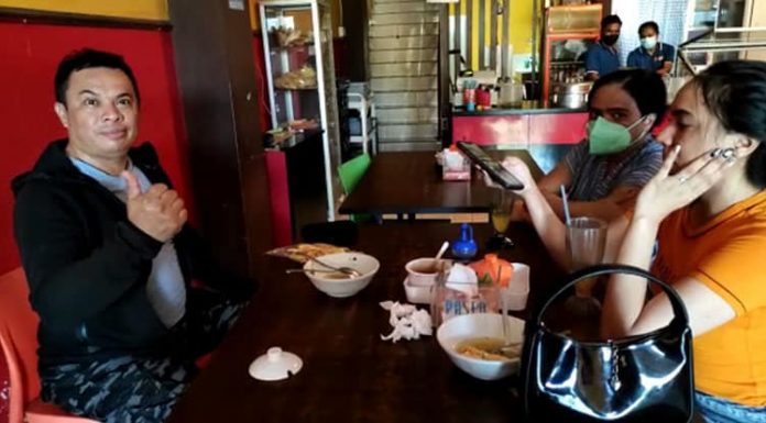 Bakso Kota Beroperasi Kembali, Pelanggan Senang Anggota DPRD Kota Kupang, It Basuki, sedang makan bakso bareng keluarganya di Warung Bakso Kota, Senin (27/7/21) sore.