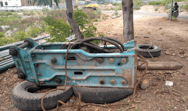 9 Agustus, Panitia dan Rekanan Alat Berat PUPR Nagekeo Diperiksa Penyidik Saat ini Excavator sedang disewakan di Riung, Kabupaten Ngada. Sedangkan Breaker disimpan di halaman Kantor PUPR dan kondisinya kini sudah mulai berkarat.