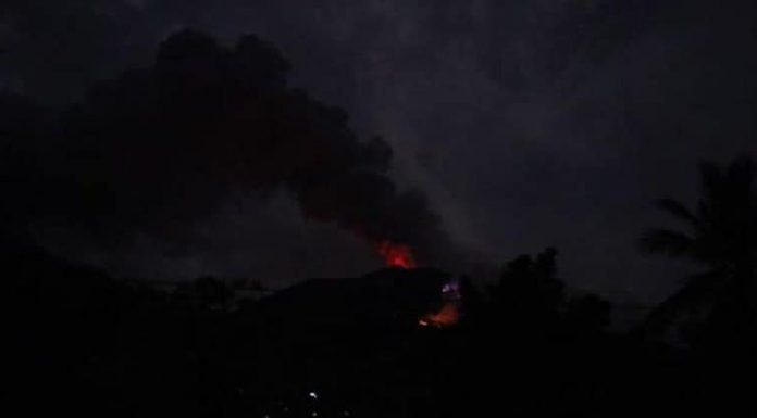 Gunung Ile Lewotolok Kembali Erupsi, Tinggi 1000 Meter, Hutan Sekitar Terbakar sampai pagi hari ini masih terlihat lontaran lahar panas yang membakar vegetasi di bagian selatan
