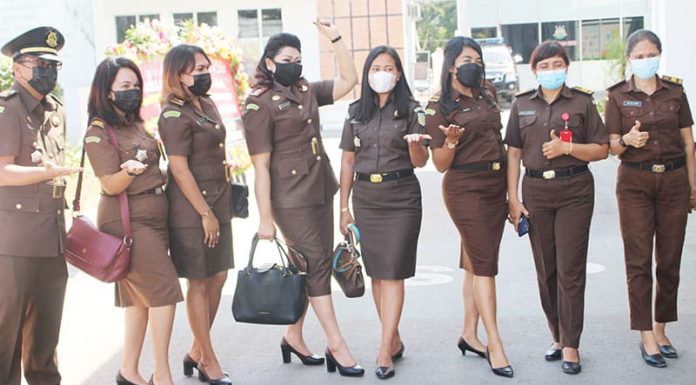 Pesan Kejati NTT Untuk 4 Kejari Yang Baru Dilantik: Kerja Profesional dan Berintegritas Kejati NTT, Dr. Yulianto mengimbau jajarannya untuk secara optimal mengerahkan seluruh sumber daya yang dimiliki untuk memonitoring distribusi dan ketersediaan bahan makanan, alat kesehatan, oksigen medis dan juga mendukung kegiatan vaksinasi nasional.