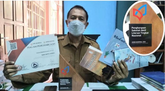 SMAK Giovanni Kupang Dinobatkan Sebagai Sekolah Aktif Literasi Nasional Kepala SMA Katolik Giovanni Kupang RD. Drs. Stefanus Mau, Pr