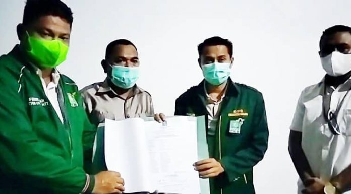 Kim Taolin Jadi Ketua DPC PKB Malaka Kim Taolin saat menerima SK DPP PKB di kediamannya di Dusun Wemalae, Desa Wehali, Kecamatan Malaka Tengah.