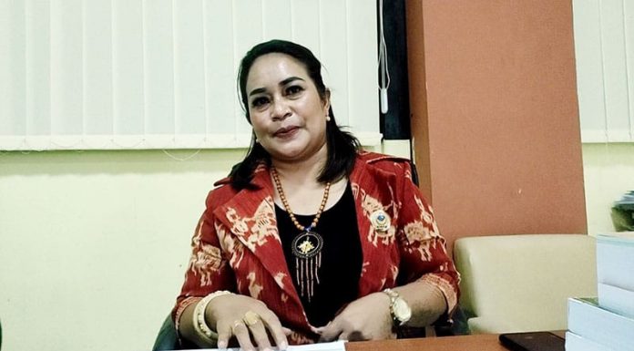 Guru Wajib Lapor Harta Kekayaan Anggota Komisi V DPRD NTT, Kristien Samiyati Pati.