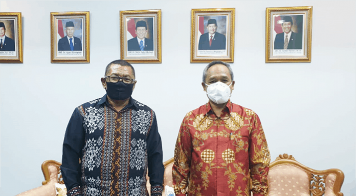 Wakil Bupati Lembata Pindah Partai, dari Nasdem ke Demokrat, Ini Alasannya! Wakil Bupati Lembata, Thomas Ola Langoday, foto bersama Wakil Ketua Umum sekaligus Koordinator Partai Demokrat Wilayah Indonesia Timur, Benny Kabur Harman.