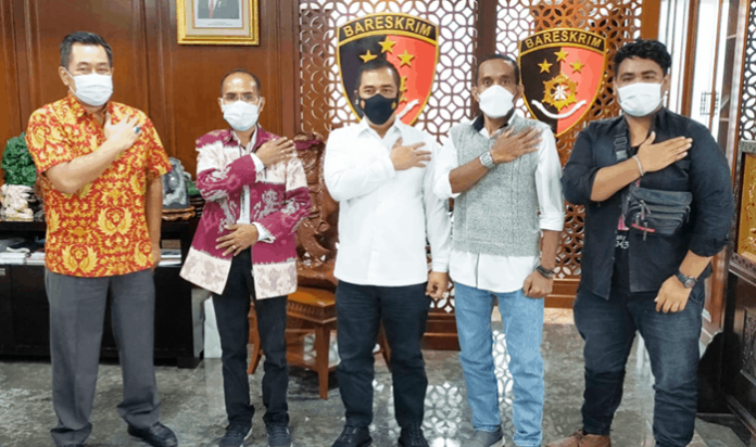 Kenapa informasi tersebut tidak datang dari POLDA NTT...? Dimana prinsip equlity before the law...? Apakah Bupati Lembata adalah orang yang spesial (di mata hukum)....? Apakah memeriksa Bupati Lembata adalah hal yang sakral..?