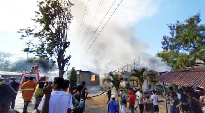 Kebakaran di Kewapante, 1 Rumah, 1 Kios, 1 Sepeda Motor, dan 1 Mobil Hangus Akibat peristiwa kebakaran ini, selain kios, rumah, dan sepeda motor, 1 unit mobil juga ikut terbakar.