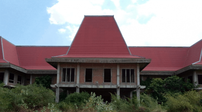 Rujab Bupati dan Gedung DPRD Nagekeo Dalam Kepungan Hutan Belukar Gedung DPRD Kabupaten Nagekeo. Foto diambil Kamis 22 JUli 2021.