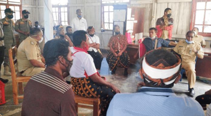 Peletakan Batu Pertama Gedung Perpustakaan Nagekeo Diwarnai Adu Mulut Namun adu mulut tidak berlangsung lama, karena pihak pihak pemerintah mengakui melakukan kekeliruan.