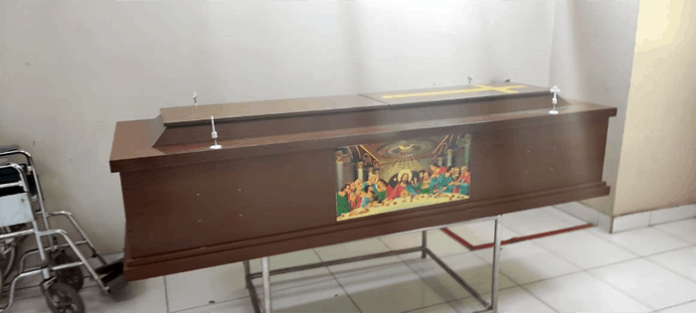 Peti jenasah alternatif yang disediakan oleh petugas kamar mayat RS Siloam untuk jenasah Bupati Yentji Sunur.