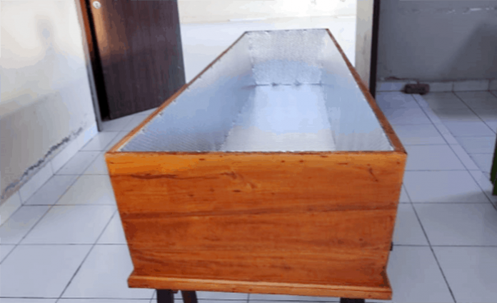 peti jenasah covid Peti jenasah Covid-19 yang telah disediakan oleh petugas kamar mayat RS Siloam untuk Bupati Lembata, Yentji Sunur.