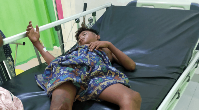 Bocah 13 Tahun Diikat, Disulut Api Rokok, dan Dianiaya Oknum TNI Hingga Pingsan Bocah Seuk, korban penganiayaan oknum anggota TNI di Rote Ndao.