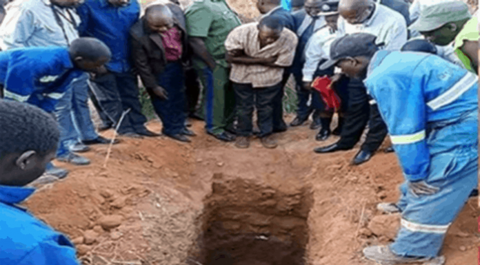 Ingin Tiru Yesus Bangkit di Hari Ke 3, Pendeta James Malah Tewas Polisi menyebut, pakaian Almarhum ditutupi lendir dan darah yang mengindikasikan ia sempat berjuang untuk keluar dari kubur sampai napas terakhirnya.