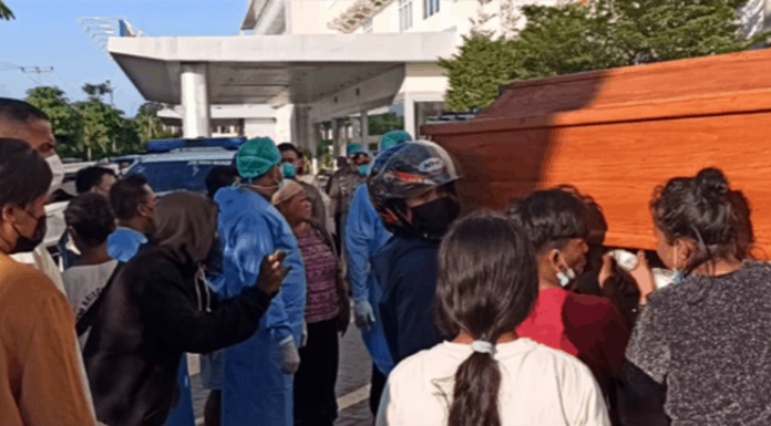 Jenazah Bocah Yang Diduga Dicovidkan RS Siloam Dibawa Pulang Keluarga Jenazah RF saat akan diberangkatkan dari RS Siloam Kupang ke Baubau, Kupang Timur, Kabupaten Kupang, Senin (2/7/21) sore.