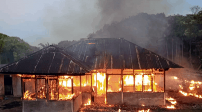 Rumah Ludes Terbakar, Janda dan 4 Anaknya Tinggal Pakaian di Badan Rumah milik Margareta Dhoy (56) yang terbakar pada Senin (16/8/21) pagi.