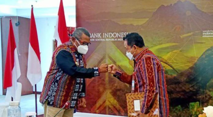 Rekomendasi BI Untuk Bupati dan DPRD Lembata Kepala Kantor Perwakilan BI Provinsi NTT, I Nyoman Ariawan Atmaja, bersama Plt. Bupati Kabupaten Lembata, Thomas Ola Langoday, melakukan tos usai rapat bersama para pimpinan OPD serta pimpinan dan anggota DPRD Lembata di ruang rapat utama Kantor Perwakilan BI Provinsi NTT di jalan El Tari Kupang, Rabu (15/9/21)