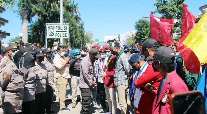 Polda NTT Terima LP Kasus Pulau Semau, Gubernur Sebagai Terlapor Massa Cipayung Plus Kota Kupang saat demo di Polda NTT, Kamis 2 September 2021.