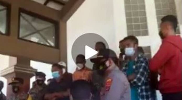 Katai Mahasiswa Teriak-Teriak Seperti Babi, Wakil Ketua DPRD Sikka Nyaris Dikeroyok cuplikan video kemarahan aktivis GMNI Sikka