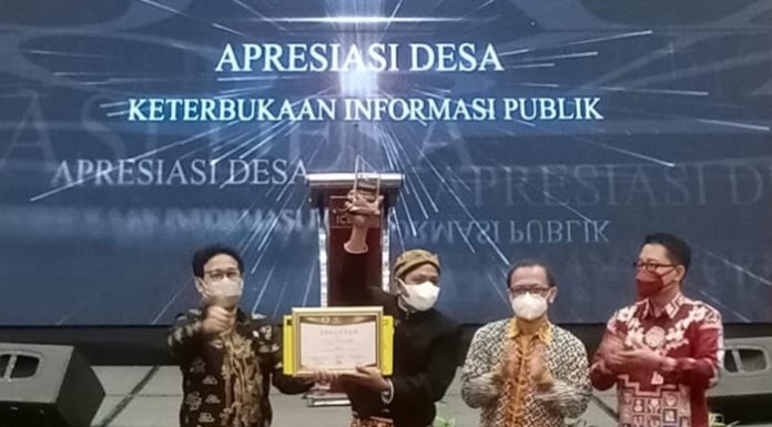 Salah Satu Desa di NTT Masuk Peringkat 10 Desa Terbaik Nasional Tangkapan layar Menteri Desa, Pembangunan Daerah Tertinggal dan Transmigrasi Abdul Halim Iskandar (dua kiri) bersama kepala desa peraih Apresiasi Implementasi Keterbukaan Informasi Publik di Jakarta, Selasa (28/9/2021).