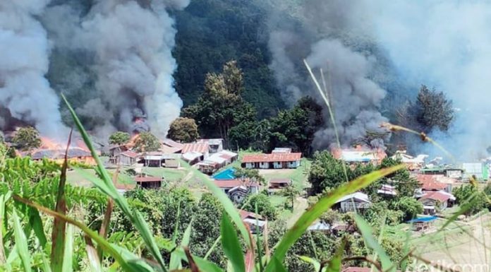 Kisah Nakes Wanita Yang Ditelanjangi lalu Ditendang Ke Jurang Teroris KKB menyerang TNI-Polri hingga membakar fasilitas umum seperti SD hingga puskesmas di Kabupaten Pegunungan Bintang. Seorang mantri dilaporkan hilang. (Dok Polda Papua)