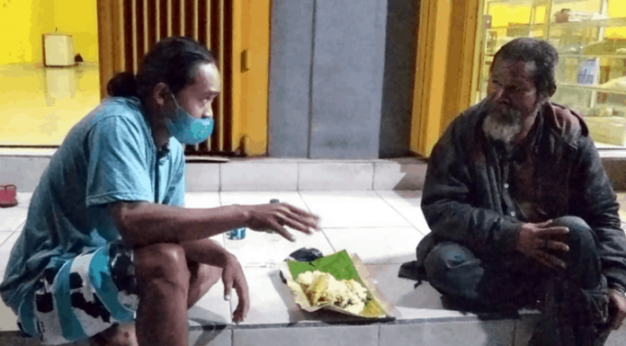Penggalan Cerita Youtuber Rikar Dengan ODGJ di Labuan Bajo Rikar dan ODGJ di Pasar Baru, Labuan Bajo, Manggarai Barat