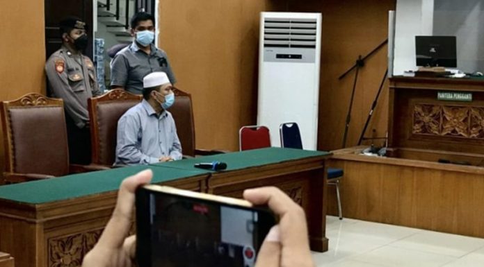 Ahli ITE Sebut Ceramah Yahya Waloni Timbulkan Kebencian SARA Tersangka kasus penistaan agama Yahya Waloni (duduk kiri) mendengar penetapan hakim terkait pencabutan permohonan praperadilannya di Pengadilan Negeri Jakarta Selatan, Jakarta, Senin (27/9/2021).