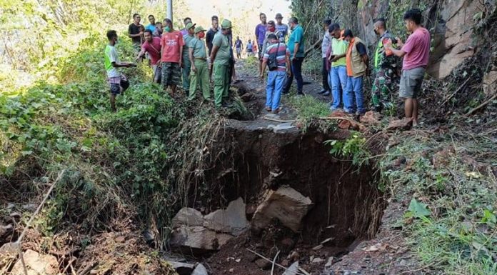 Bupati Lembata Tinjau Banjir Longsor di Nagawutun Plt. Bupati Lembata, Thomas Ola Langoday, saat berada di lokasi longsor di Nagawutun, Lembata, Minggu (5/9/21).