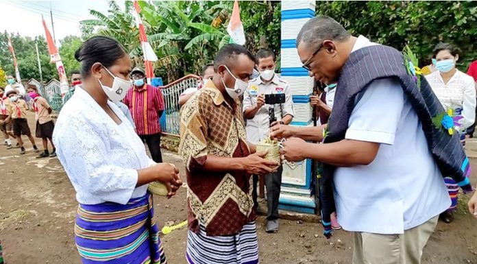 Ajakan Rekonsiliasi Bupati Lembata dari Kaki Gunung Labalekang Bupati Kabupaten Lembata, Thomas Ola Langoday, diberi suguhan adat, sebelum masuk ke lokasi acara panca windu SDI Labalimut yang digelar di halaman sekolah SDI Labalimut, Rabu (27/10/21) pagi.