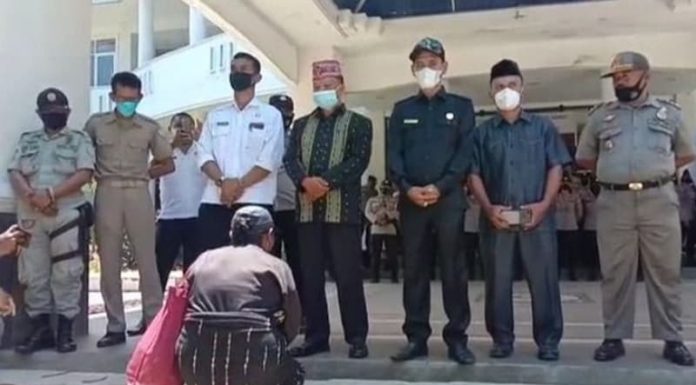 Cari Keadilan, Ibu Ini Sujud di Kaki Wakapolres Manggarai Barat Sujud di kakai wakapolres mabar
