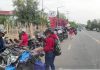 Inilah Penyebab Kelangkaan BBM di Lembata Pemindahan BBM jenis Bensin dari tangki sepeda motor ke jerigen di depan SPBU Lamahora Lembata, belum lama ini