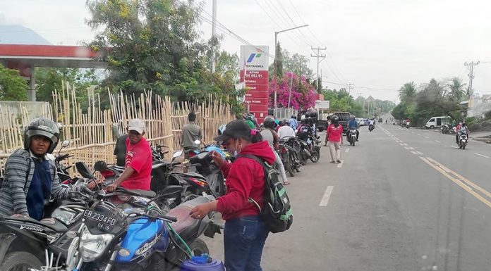 Inilah Penyebab Kelangkaan BBM di Lembata Pemindahan BBM jenis Bensin dari tangki sepeda motor ke jerigen di depan SPBU Lamahora Lembata, belum lama ini