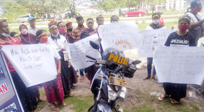 Demo Tolak Waduk Lambo, Pemuda Katai Bupati Sombong sergap.id, MBAY - Puluhan warga dari Desa Rendu Butowe, Kecamatan Aesesa Selatan, Kabupaten Nagekeo, Senin 22 Nopember 2021, mendatangi Kantor BPN, Kantor DPRD Nagekeo, dan Kantor Bupati Nagekeo, untuk menyampaikan aspirasi menolak pembangunan Waduk Lambo di Lowose.